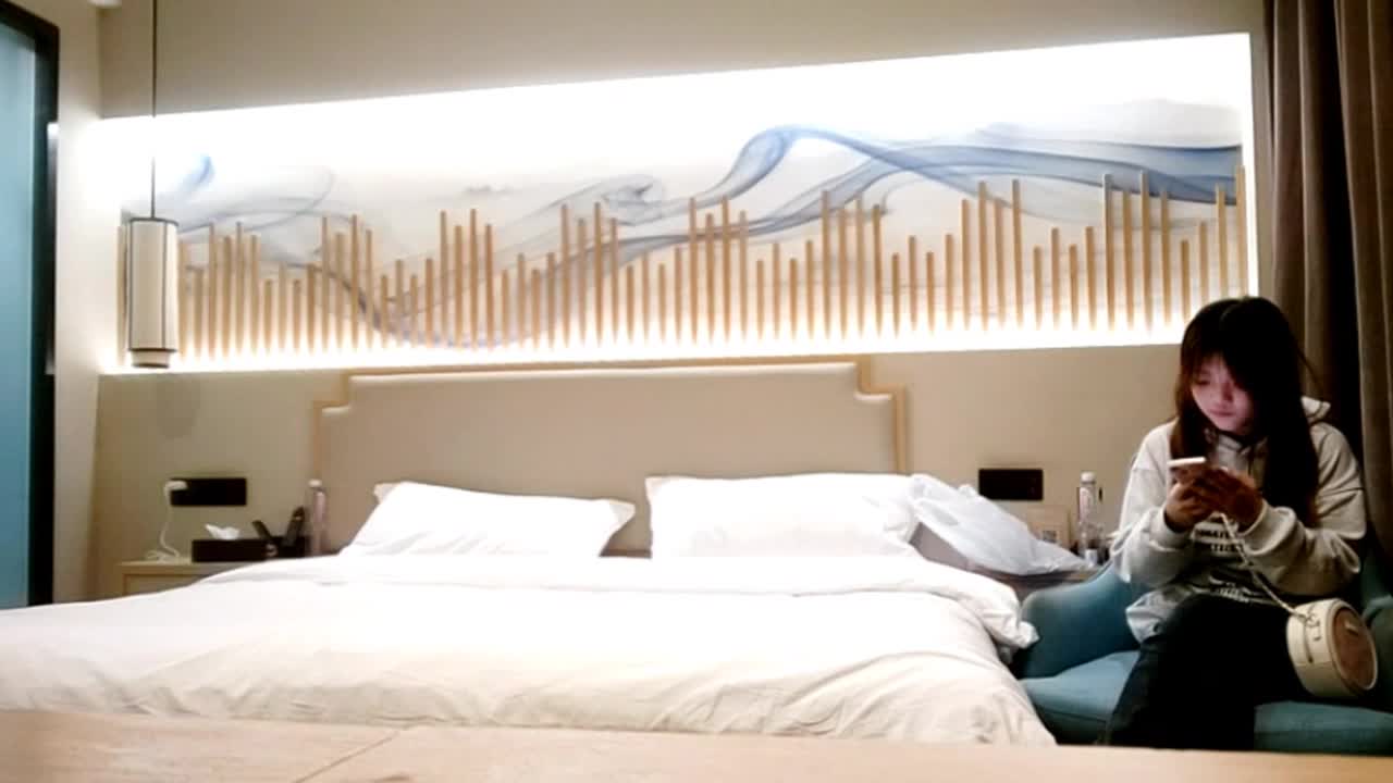 【利哥探花】深夜兼职甜妹，高难度倒立插嘴，疯狂扣穴好想要，大肥臀打桩，交叉姿势爆操全网搜索