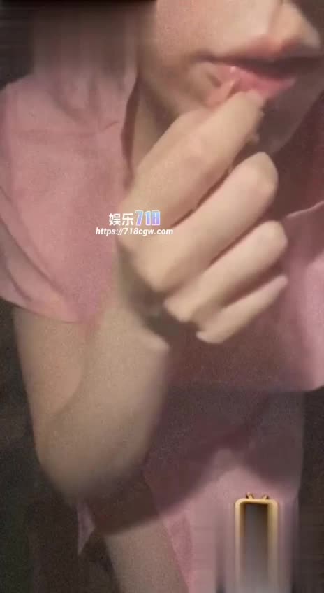 公司美女同事私密被曝光极品妹子给公司领导献媚拍下自己的裸体视频流出
