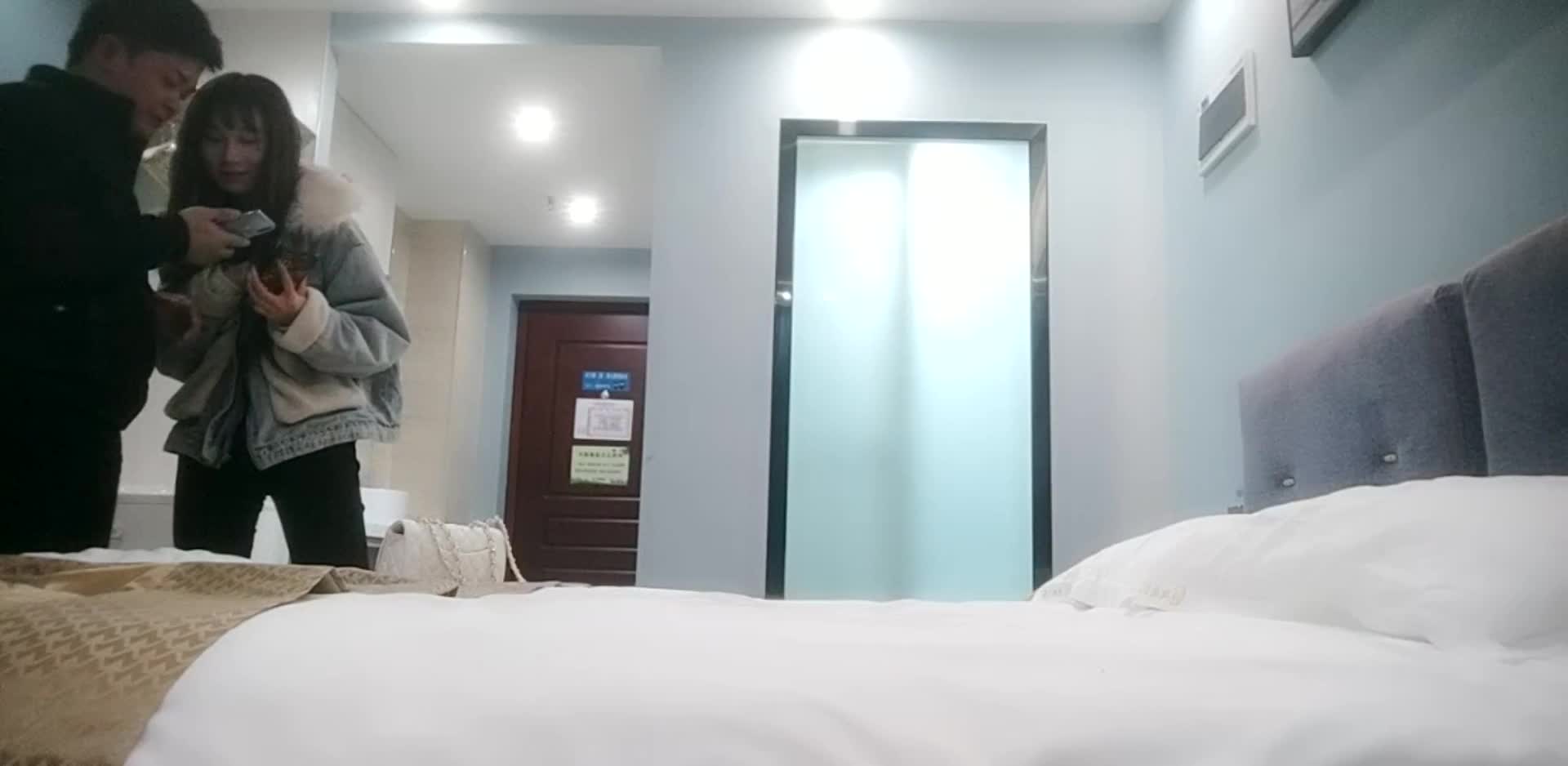 【#嫖王全国探花】大三学生妹做兼职，背着男友赚零花钱，苗条淫荡粉嫩美乳水多，激情啪啪两炮温柔擦汗