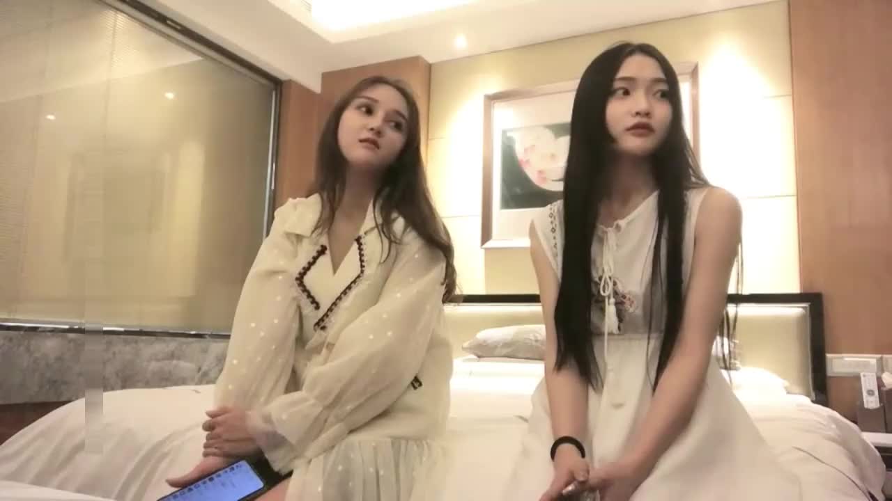 探花双飞伙同女主播套路外围嫩模玩双飞小骚货被合力玩弄爽到虚脱全网搜索