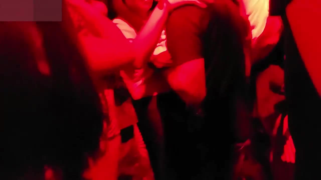 中国最棒的夜生活娱乐场所~砂舞舞厅，可以摸奶抠逼全网搜索