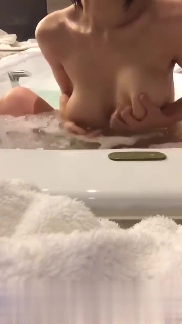 童颜巨乳模特倩儿酒店浴缸内与眼镜男翻云覆雨