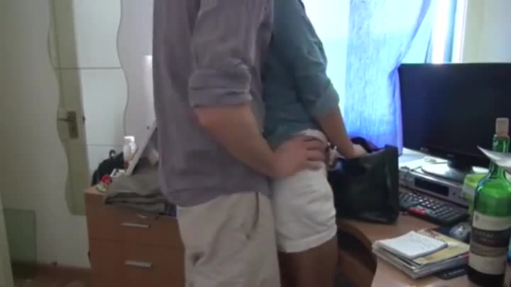 电脑桌前被男友后入猛操圆润美臀娇喘呻吟全网搜索