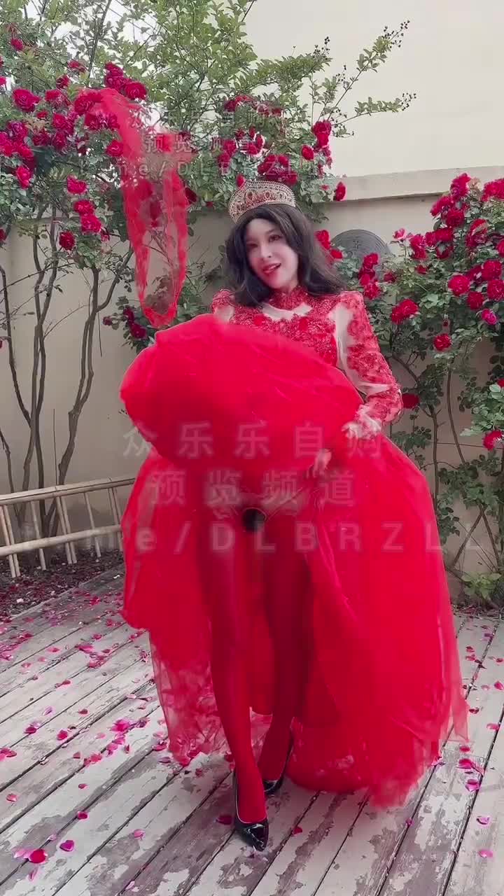 推特新晋极品美痴女「桉X」《红色新娘》520元单片解锁高价福利，未流出作品，火红婚纱，开放丝袜，女上位骑乘榨精