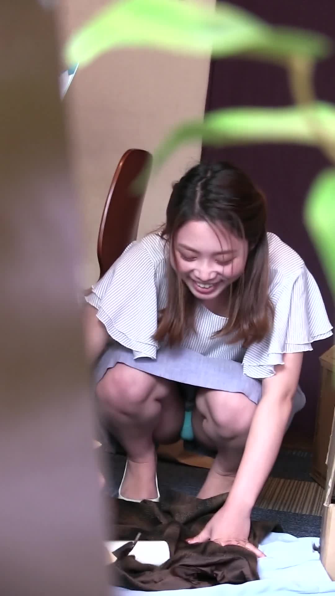 假装偷拍系列，霓虹国就是会玩，今天是家庭保姆主题，劳动的女生最美丽，敞开裙底更美丽2