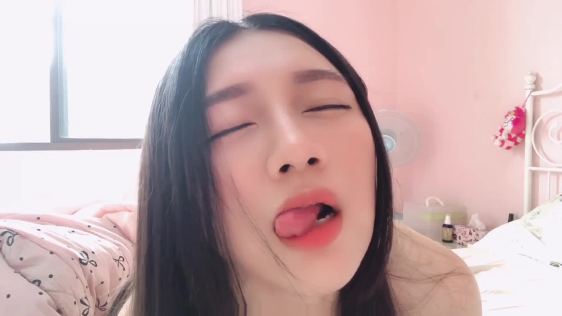 学生妹台湾骚货自拍身材诱惑视频#骚货 #台湾 #自拍