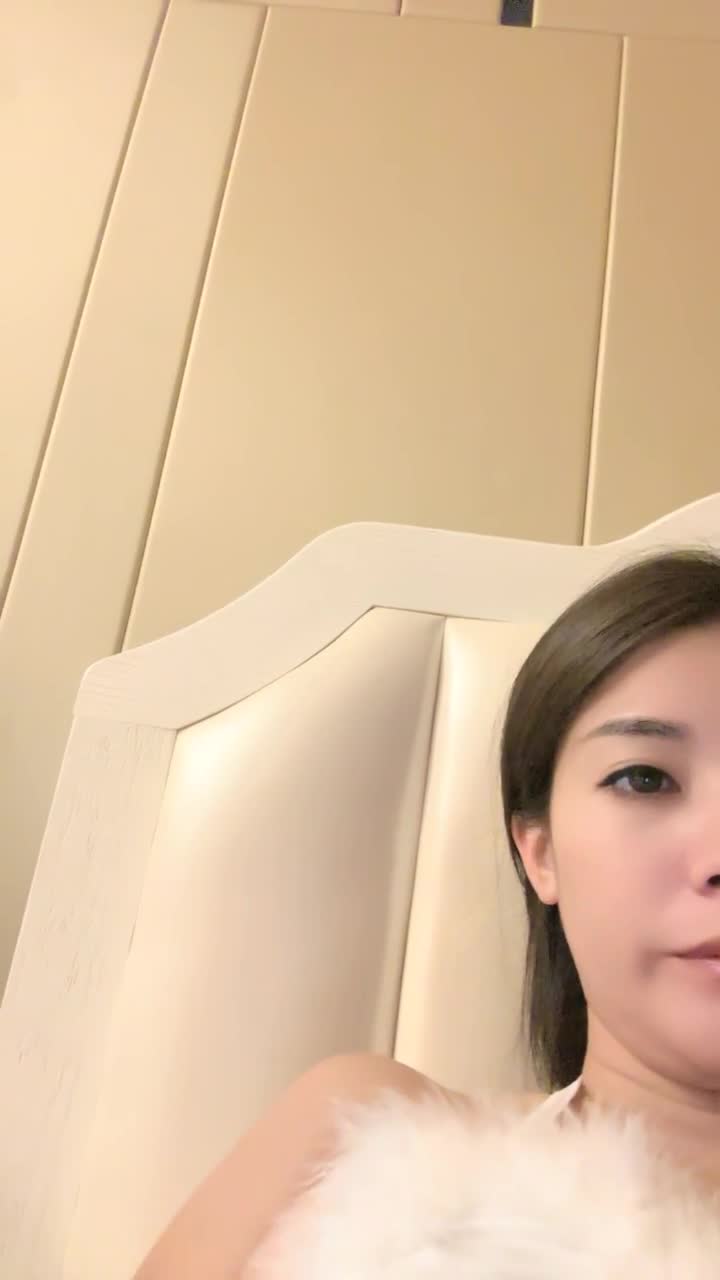 #你的晚安 #我们都爱巨乳 #巨乳 #肥臀 #gqhubG奶御姐 道具自慰~爽到喷水，没有科技，纯天然的看着就是舒服