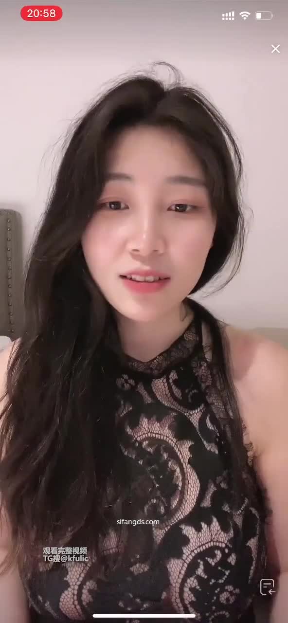 #抖音 #巨乳 #露点 #走光 抖音巨乳大奶子美女主播闪现露点裸舞擦边，奶子真好看更多精彩