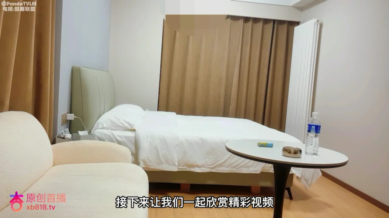 #杏吧达达 #探花网约了个看起来比较文静的小妹妹，刚下海不久还不是特别放得开，掰开双腿后看到小穴特别粉嫩，没忍住上去一顿舔