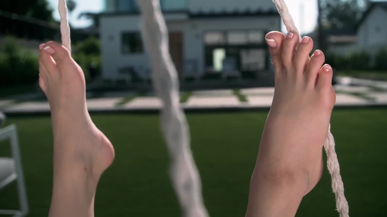标题：LoveHerFeet【HD】我男友绝对不会跟我这么做女优：Molly Little标签：#中文字幕 #欧美 #后入 #白虎