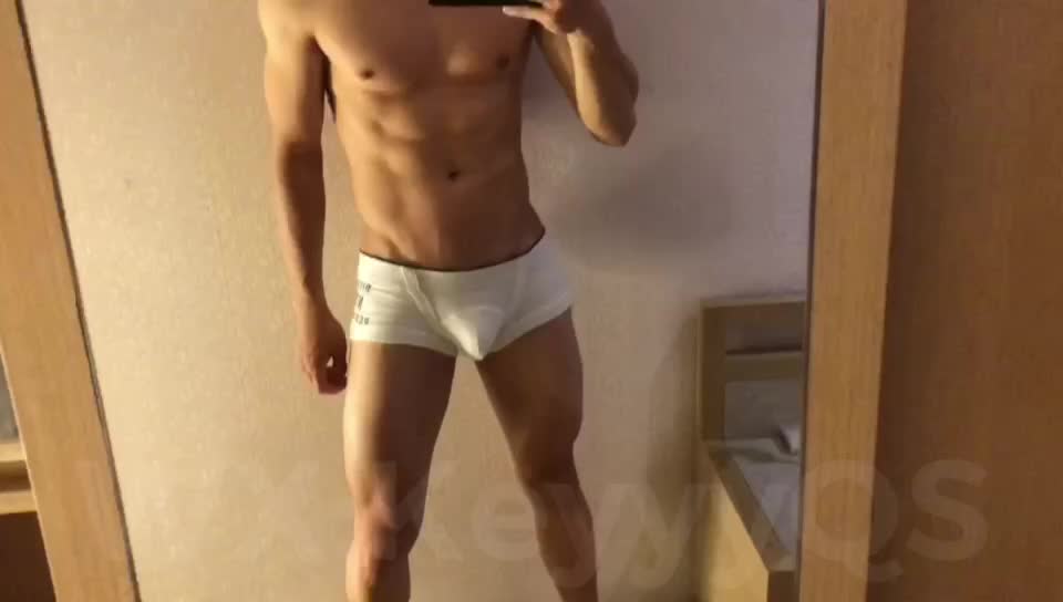 qs被黑皮肌肉男艹淋尿1