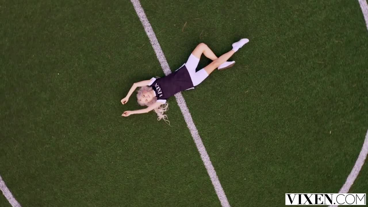 标题：反差少女面对男神主动化身淫荡小母狗女优：Eva Elfie标签：#中文字幕 #欧美 #美乳 #学生