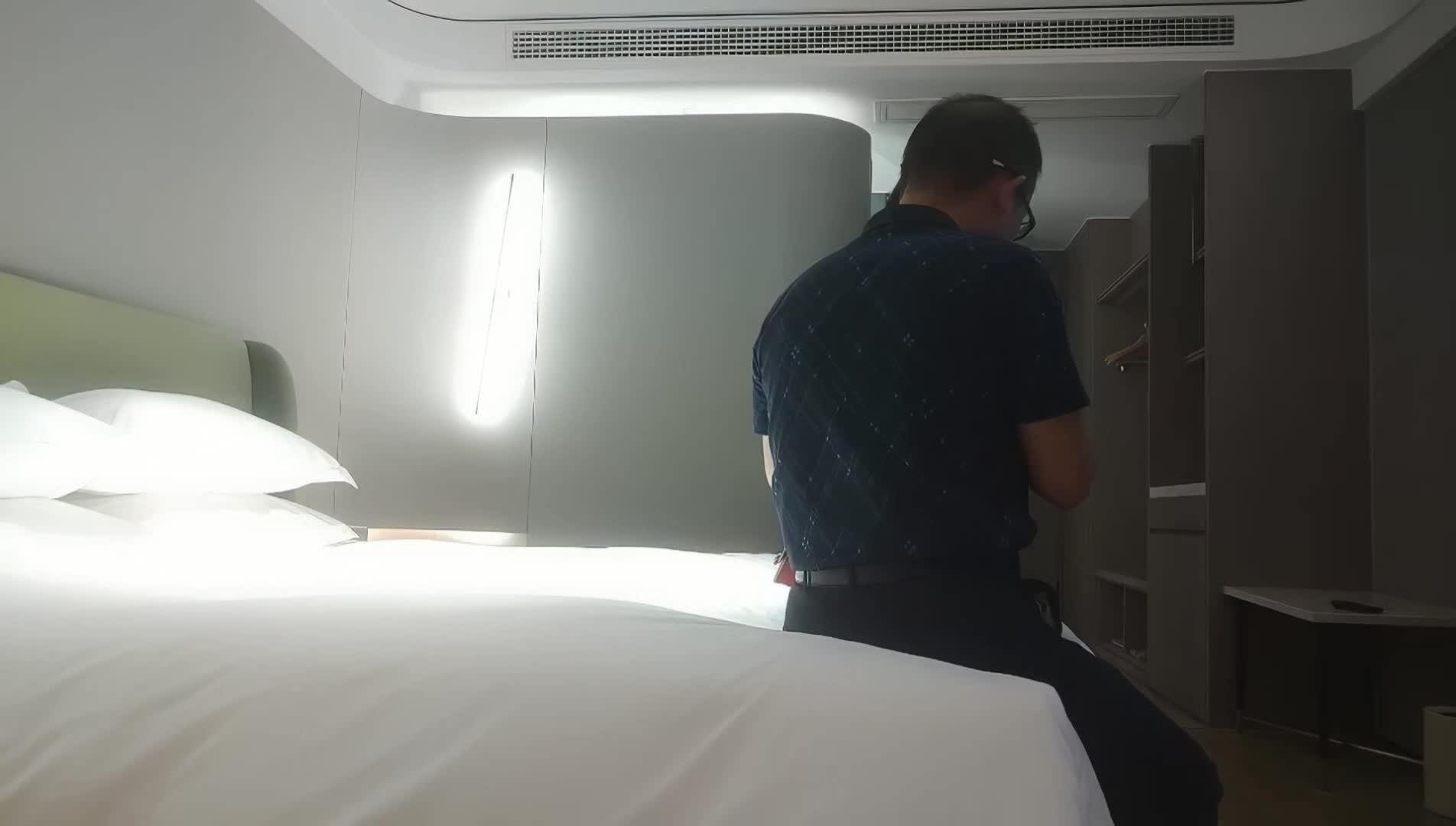 【探花精选】178长腿车模，疫情缺钱下海兼职，温柔妩媚真女神，后入啪啪乳浪翻滚，精彩佳作