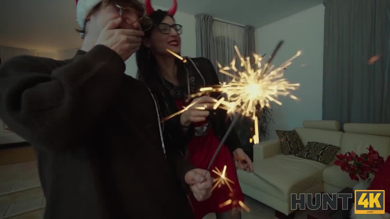 标题：Hunt4K【HD】坏圣诞老人的美好圣诞节女优：Selva Lapiedra标签：#中文字幕 #欧美 #后入 #口交