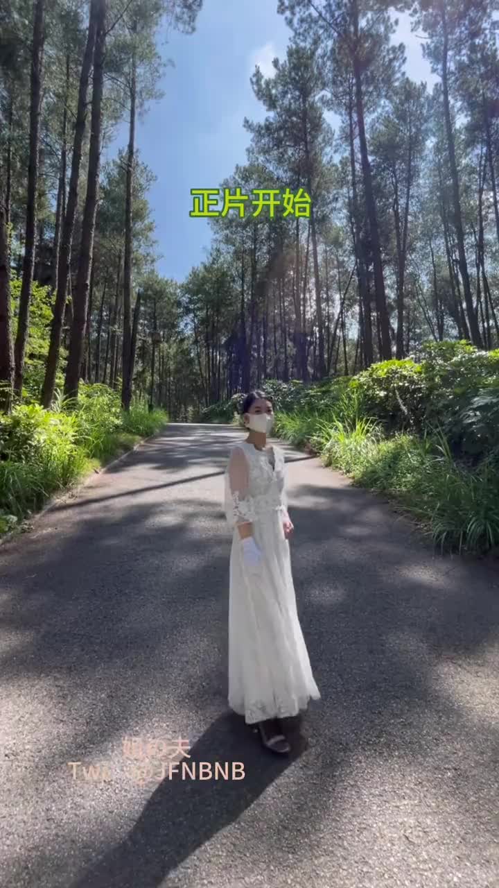户外露出，姐夫户外探索之，原始森林遛狗，开档丝袜暴露出骚气的鲍鱼