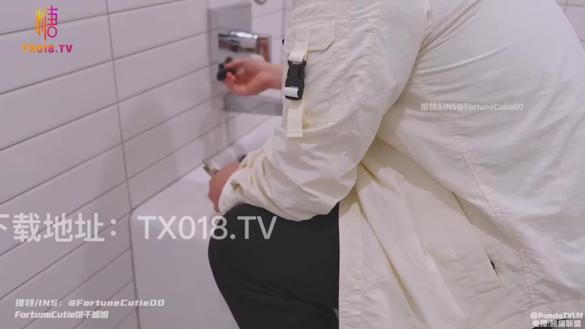 饼干姐姐 极限反差JK少女变吊带黑丝母狗 为房租献身 黑丝大腿夹茎足交 #饼干姐姐