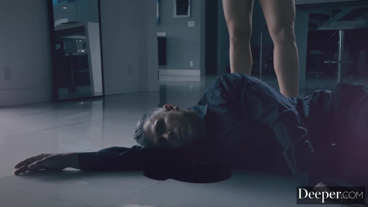 标题：Deeper【HD】誰殺了他 第一集女优：Nicole Aniston标签：#中文字幕 #欧美 #渔网袜 #熟女