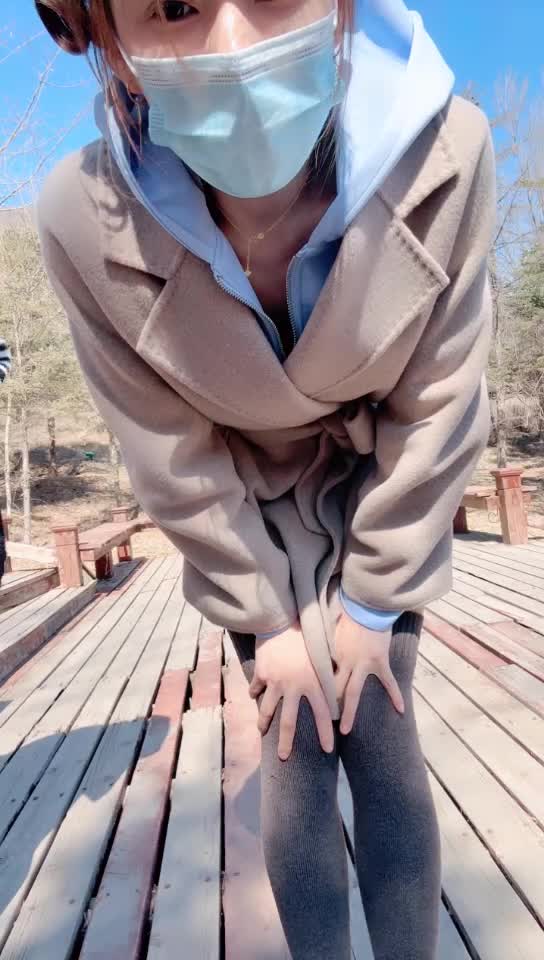 露出直播，反差少妇【小妖e 】露出直播，这个荡妇把闺蜜拖下水，一起在户外玩双飞。