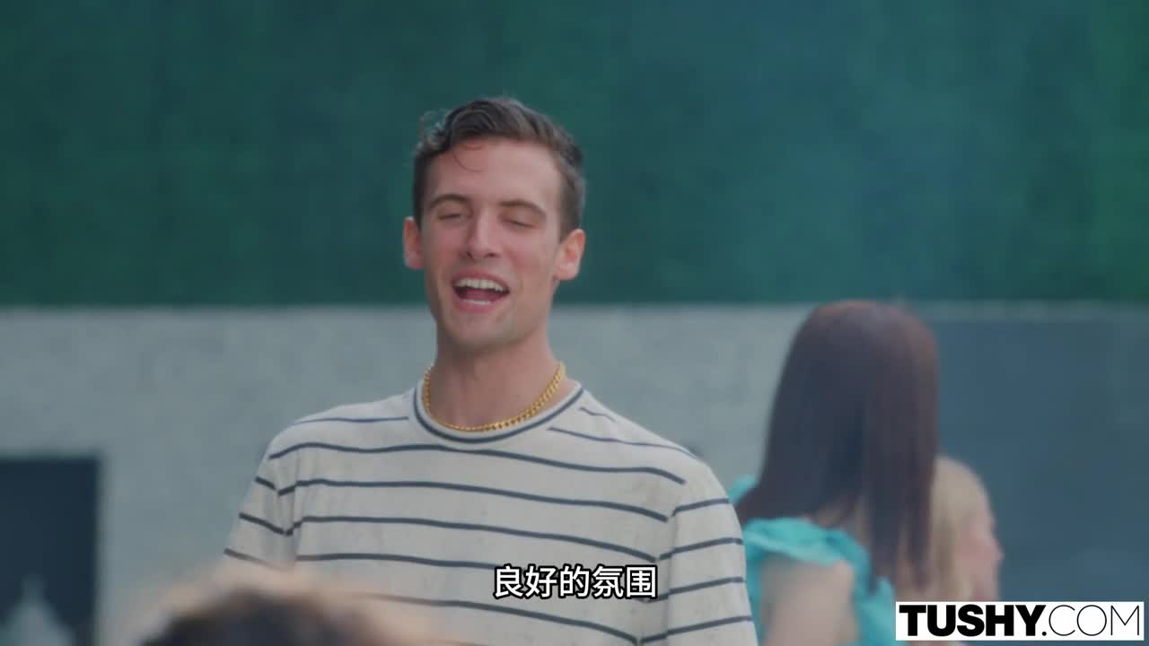 标题：派对夹心饼，前吃后入女优：Violet Myers标签：#中文字幕 #欧美 #3p #三通