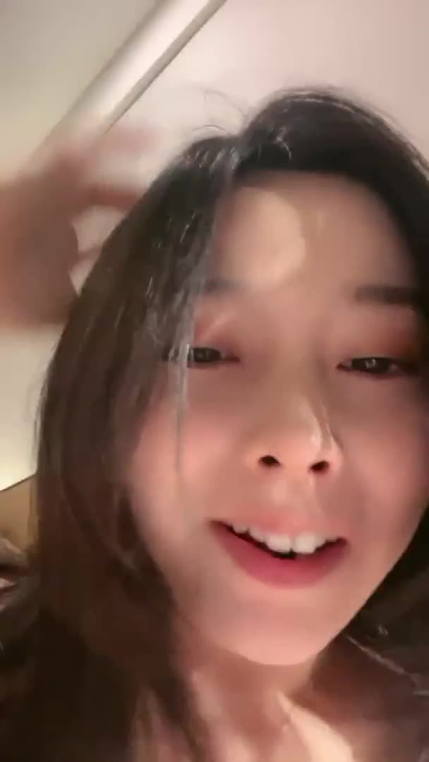 露脸黑丝骚女无毛逼，阴蒂很大长的像小鸡巴一样全国约炮大全