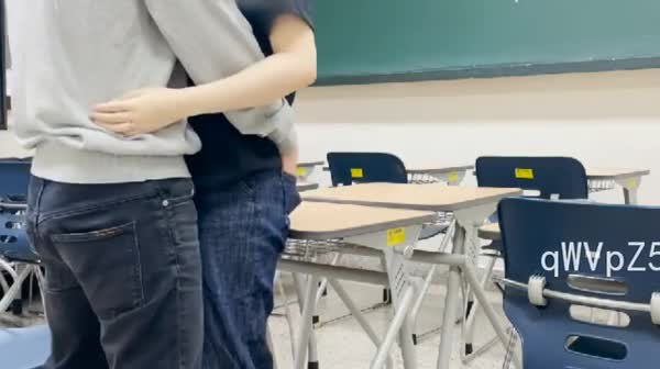 教室后入深插学姐嫩逼 太刺激了