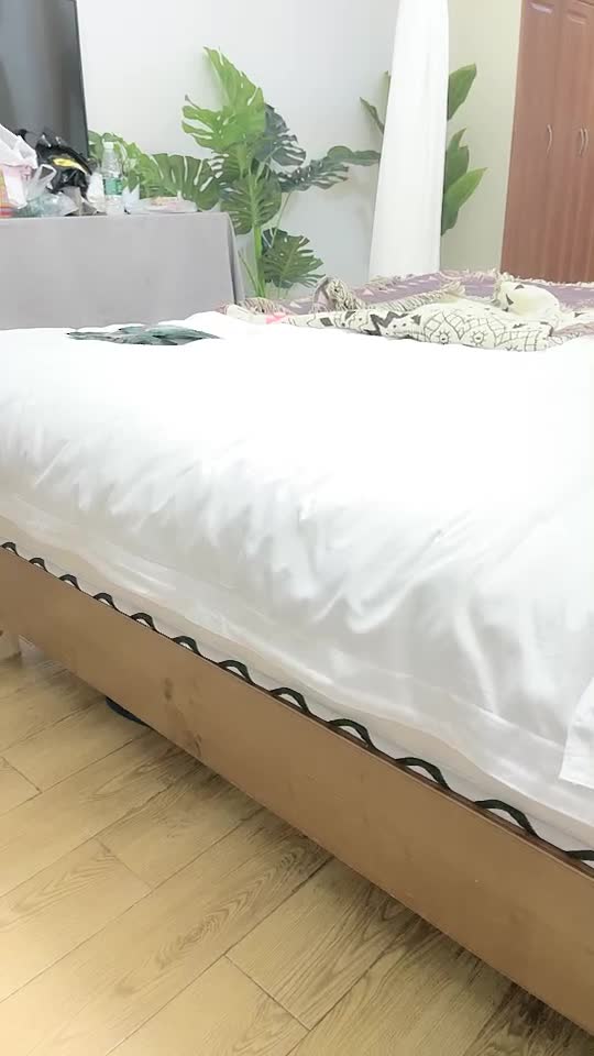 长腿萝莉，超干净超嫩的小穴，无套内射，骚话连篇 还被干喷水了。关键词：#榨精少女 #蜜汁少女# 蕾丝少女标签：#黄播 #萝莉 #喷水最近没什么好看的，群主有点难崩。全国约炮大全