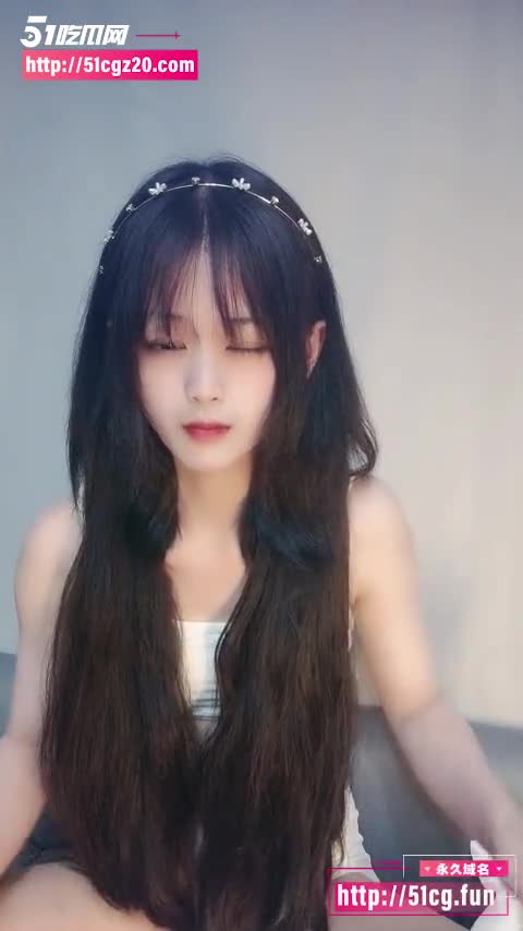 清纯乖巧小萝莉深夜直播 较小身躯上演大尺度自慰表演 坐在假鸡巴上大力抽插#自慰 #萝莉 #黑料 #露脸 #网易CC
