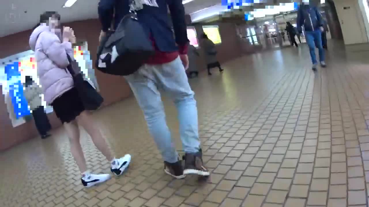 一头黑发的美少女，看上去还不到十八岁。全国约炮大全