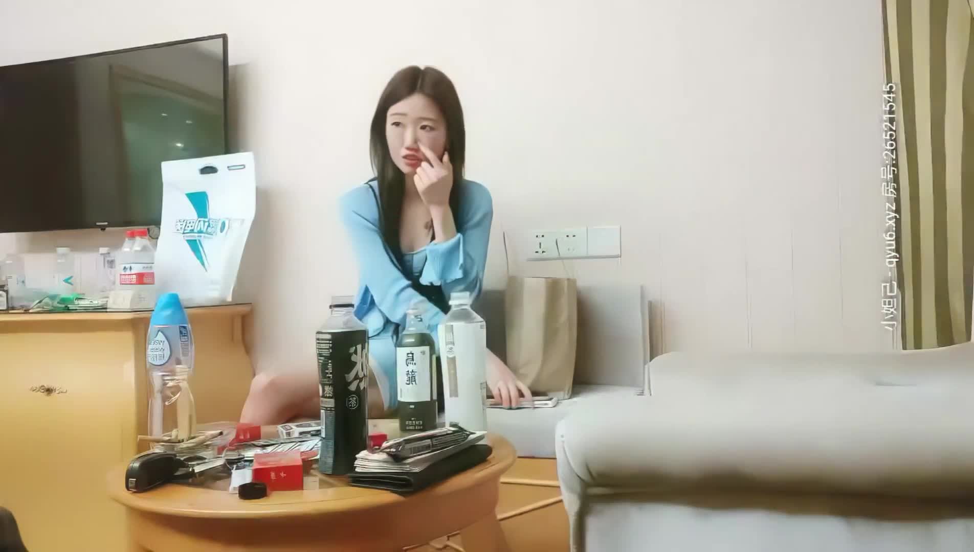 【探花精选】甜美苗条蓝裙妹子，洗完澡换上JK装舔弄大屌，骑坐整根插入侧入猛操