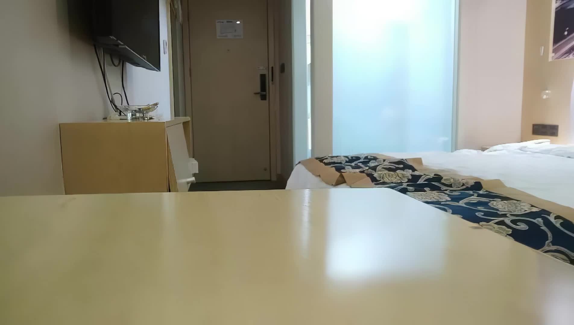 【探花精选】精品美臀外围，连体开档黑丝服务不错，跪着特写翘臀舔菊骑脸插嘴，侧入猛操扛起双腿