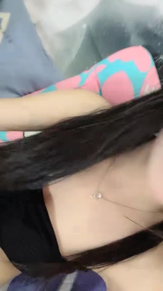 童颜美少女、稚嫩的娃娃音，小穴还是很粉的哦 大黑牛玩一下阴道就湿透了全国约炮大全