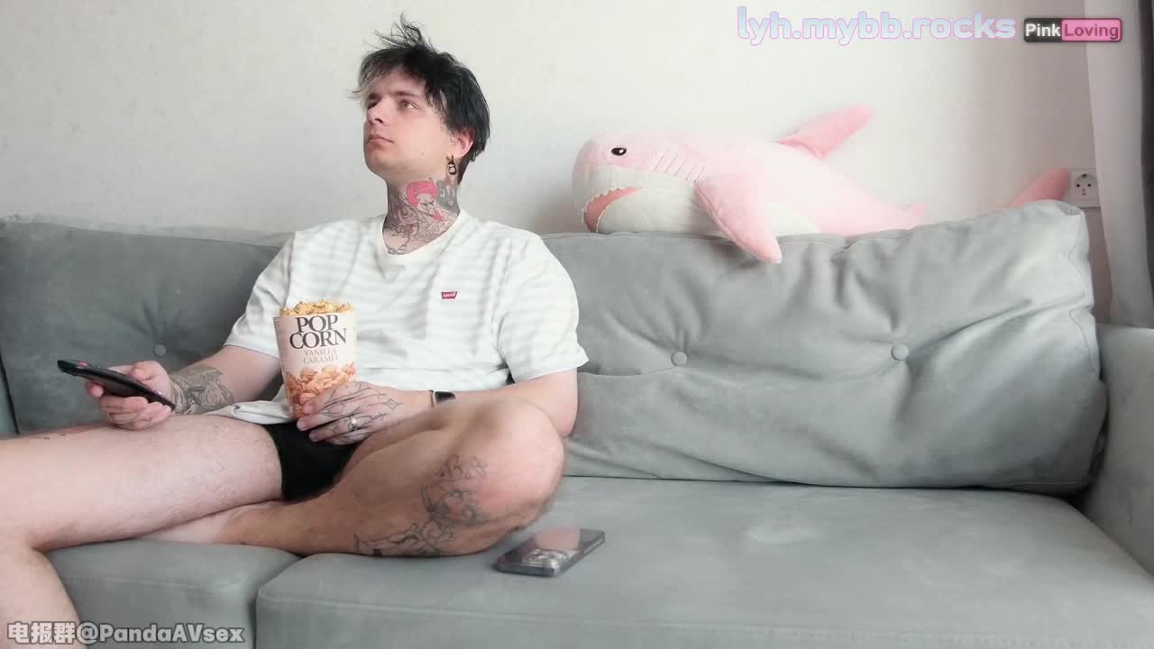 #pinkloving正在看电影 调皮狐狸小女友要吃大肉棒 粉嫩无毛小嫩逼太舒服了