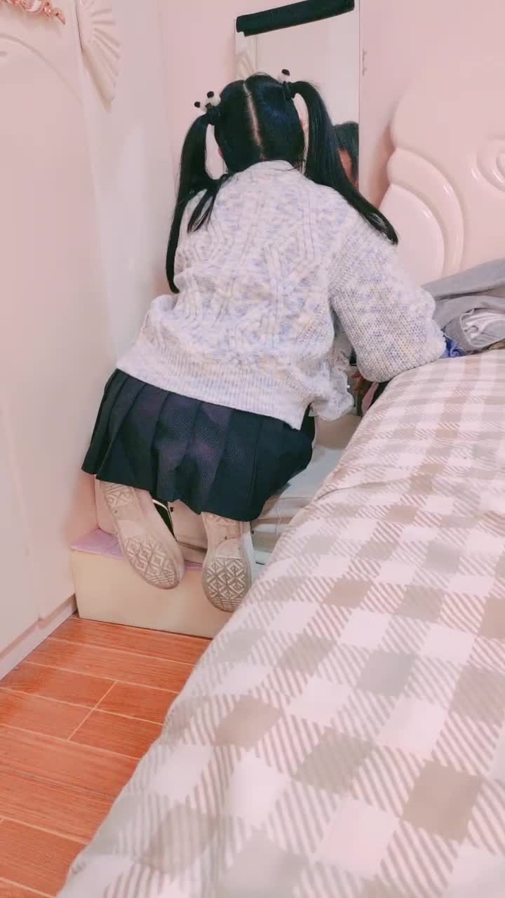 #国产精品 #直播 双马尾短裙棉袜卡哇伊萝莉嫩妹 ，无毛一线天肥穴，第一视角极品美臀后入速游VPN跑满千兆只做最快