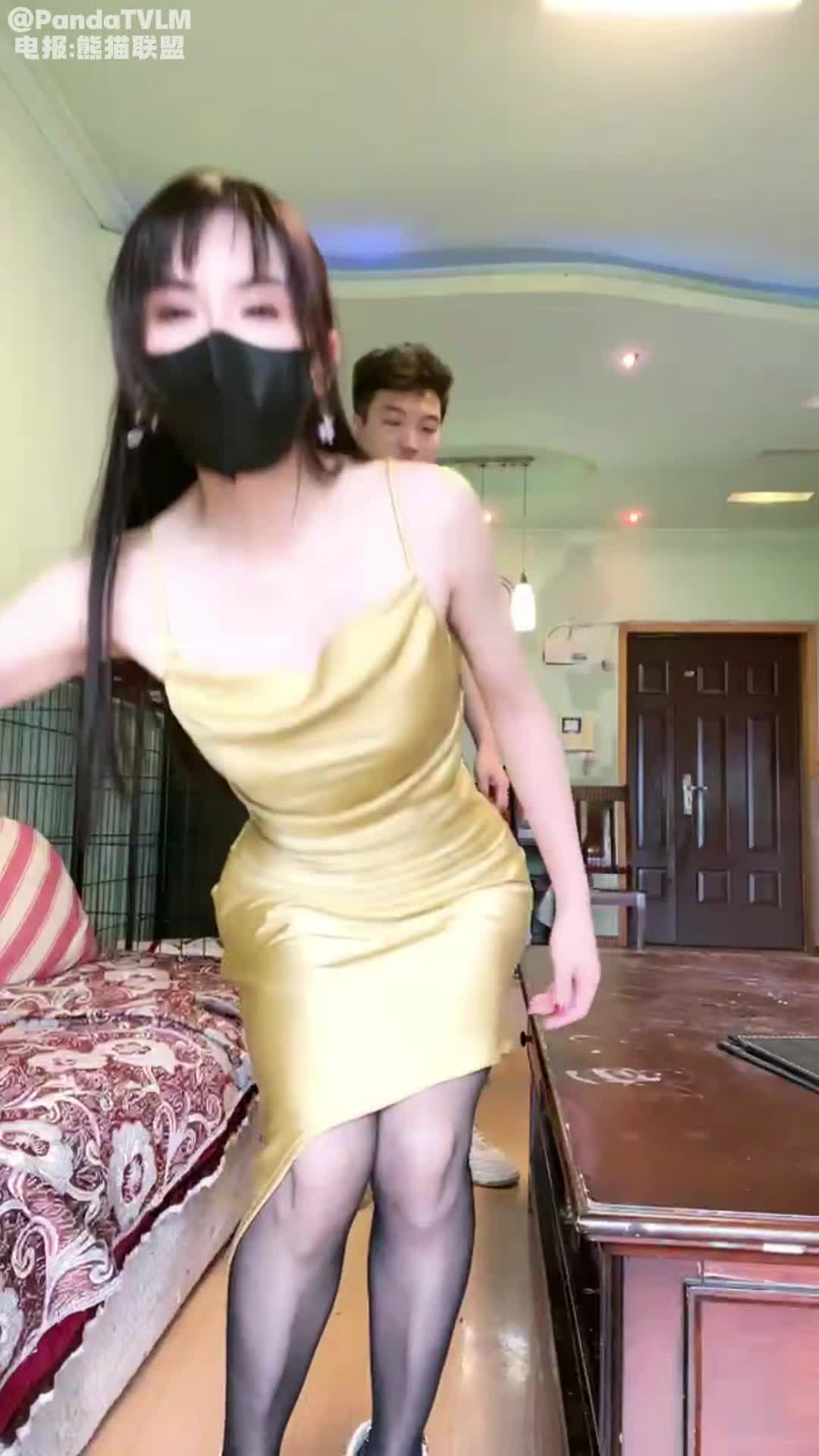 依晨 黄色战袍黑丝裸足调教男奴