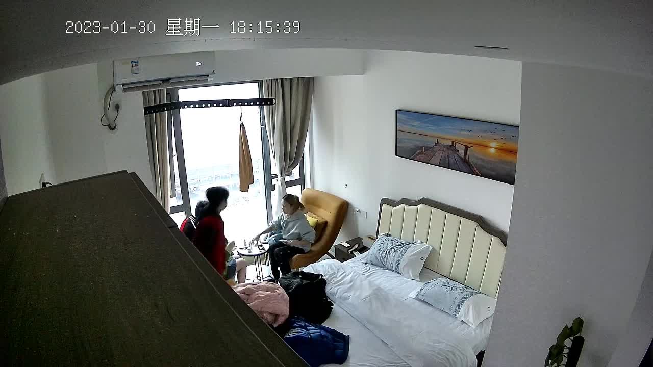 #女同 #偷拍 #女同性恋入侵家庭摄像头后发现三角恋里有女同等男生走后两个女生就等不及了。