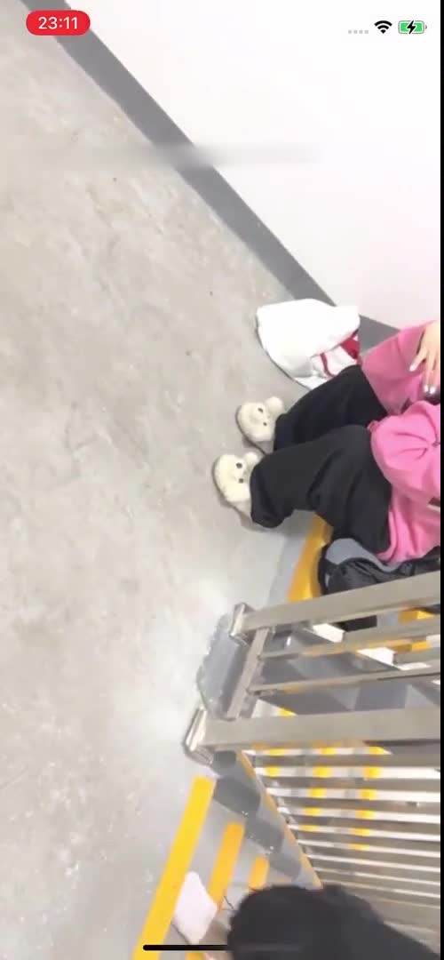 小萝莉--果茶酱。男：大声嘿！楼道灯就亮了_女：被你吓死了。楼梯间3P出战，抠逼舔逼，深喉吃鸡，丝袜秀，太淫乱了刺激死！全国约炮大全