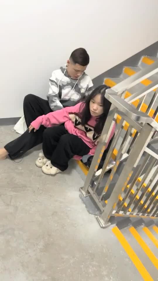 [#性感小白虎 12-22]好玩又刺激，小美女穿黑色开档丝袜在楼梯口被疯狂玩弄小骚逼全国约炮大全