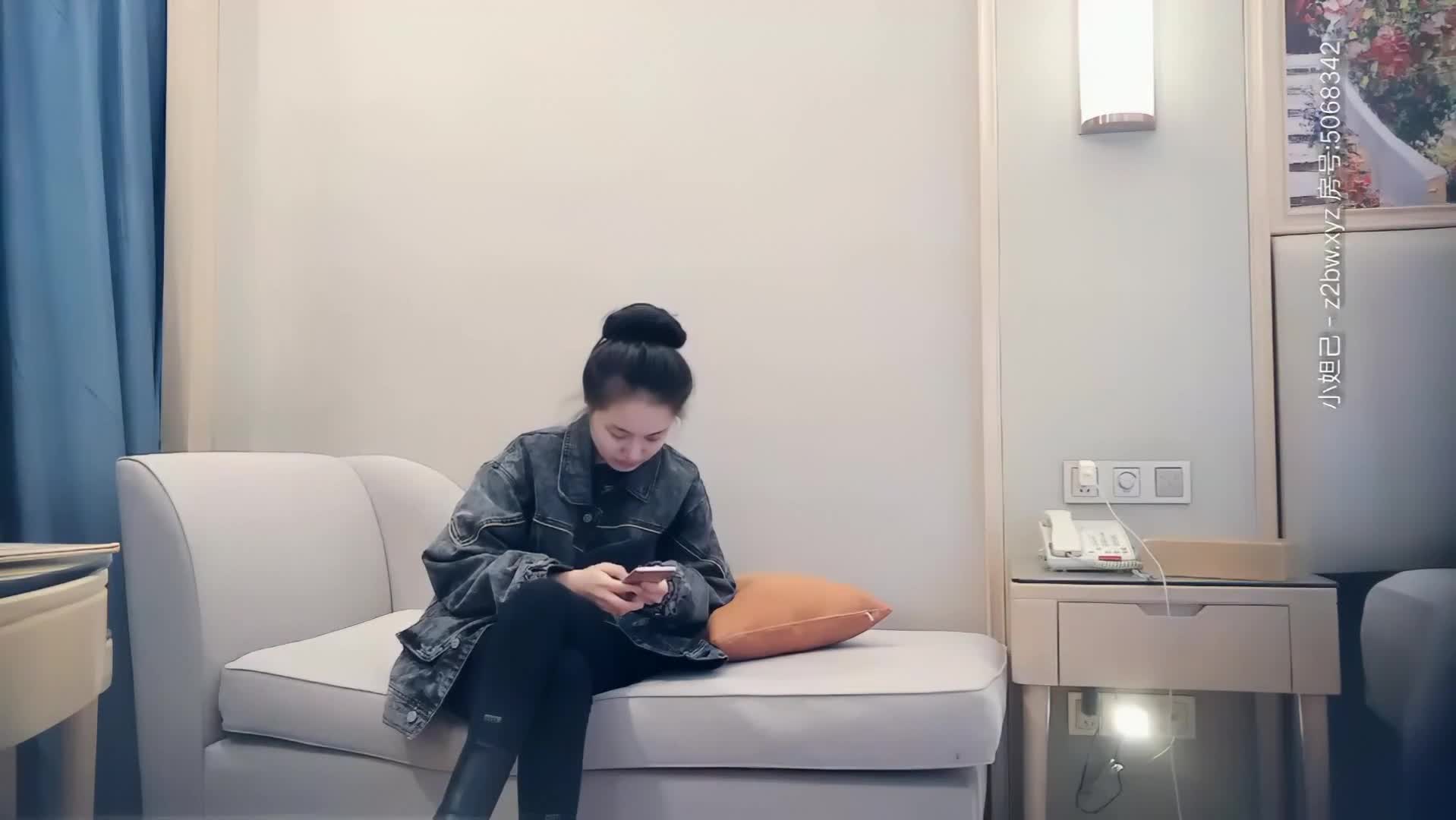【探花精选】牛仔外套会一字马纹身妹子，穿上性感吊带黑丝翘屁股口交猛操#素人 #探花偷拍 #主播探花
