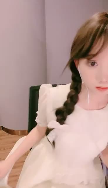 #闻闻酱 #小甜饱饱 超美仙气校花 闻闻酱 纯欲系天使脸孔，反差淫荡母狗，跪地吃鸡，无套，小逼逼糟了老罪