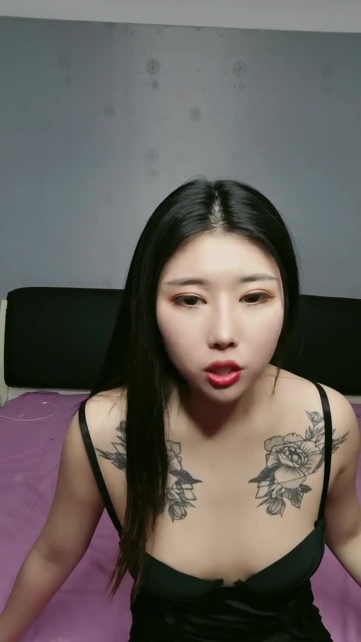 性格健谈很会聊天黑丝白虎女神，无套啪啪做爱，坐在蛋蛋上压爆他，花样打桩真爽全国约炮大全
