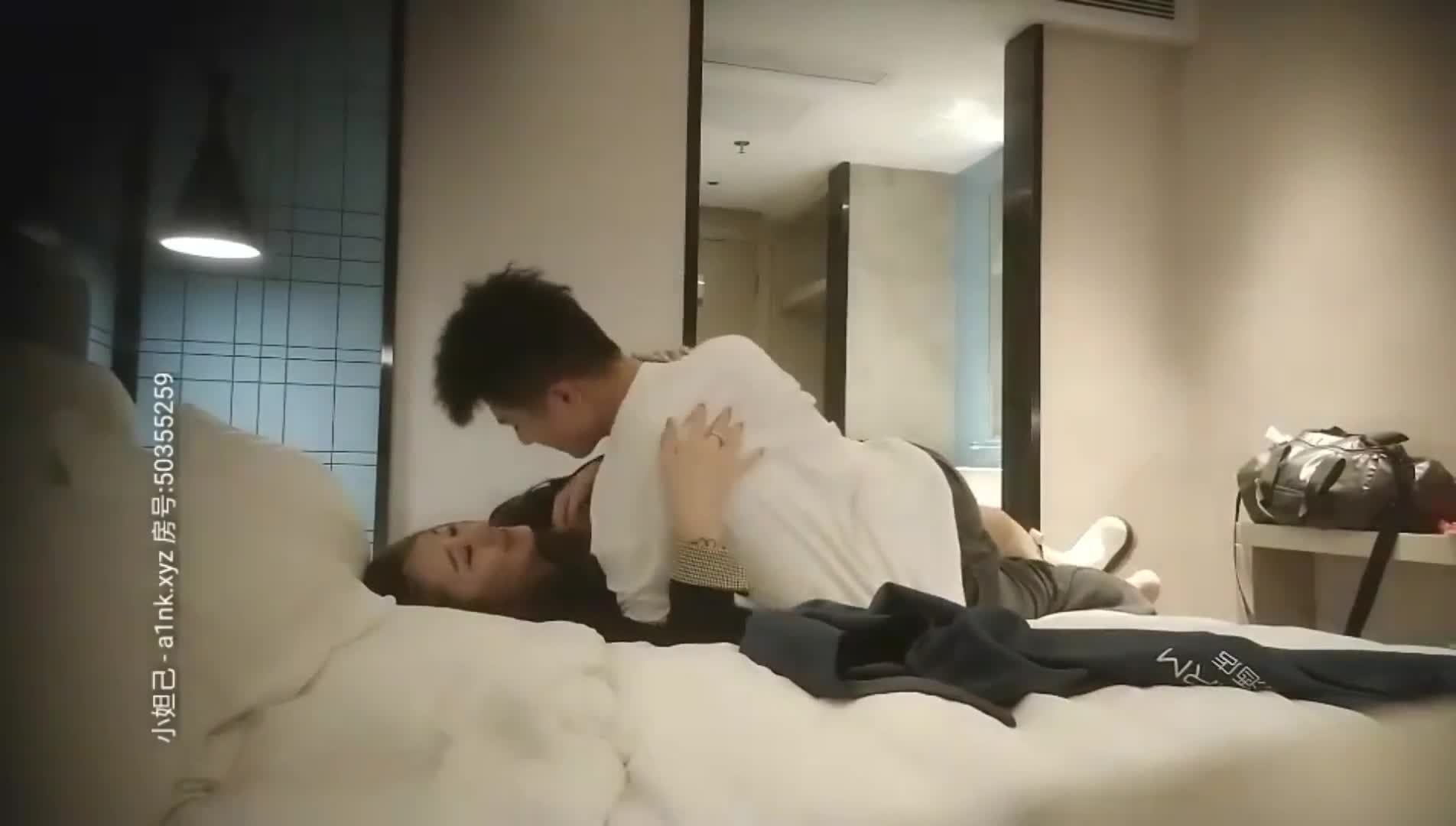 【#肌肉佬探花】约了个黑衣肉肉身材少妇啪啪，69姿势舔弄口交后入骑坐大屁股