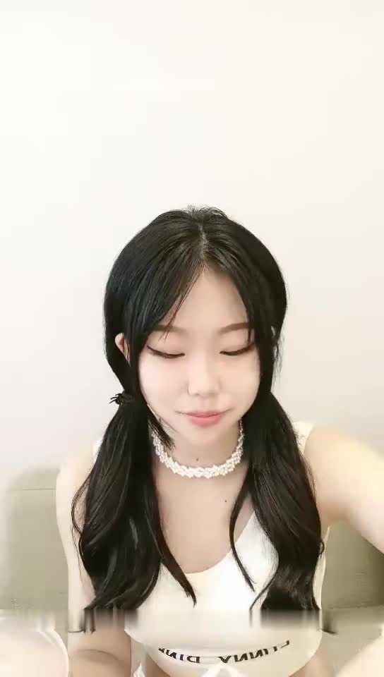 #巨乳骚货 #双马尾 #萝莉【巨乳骚货精选】星星双马尾萝莉萌妹大黑牛自慰双飞啪啪，掰开粉穴口交再来一妹子一起玩1