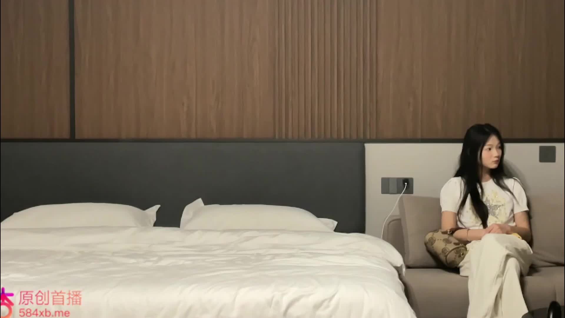 探花欧阳克 约了一个18岁的大花腿妹妹中途本想玩一个拔套但是套子太紧了不好操作没想到最后把套子干破无套内射