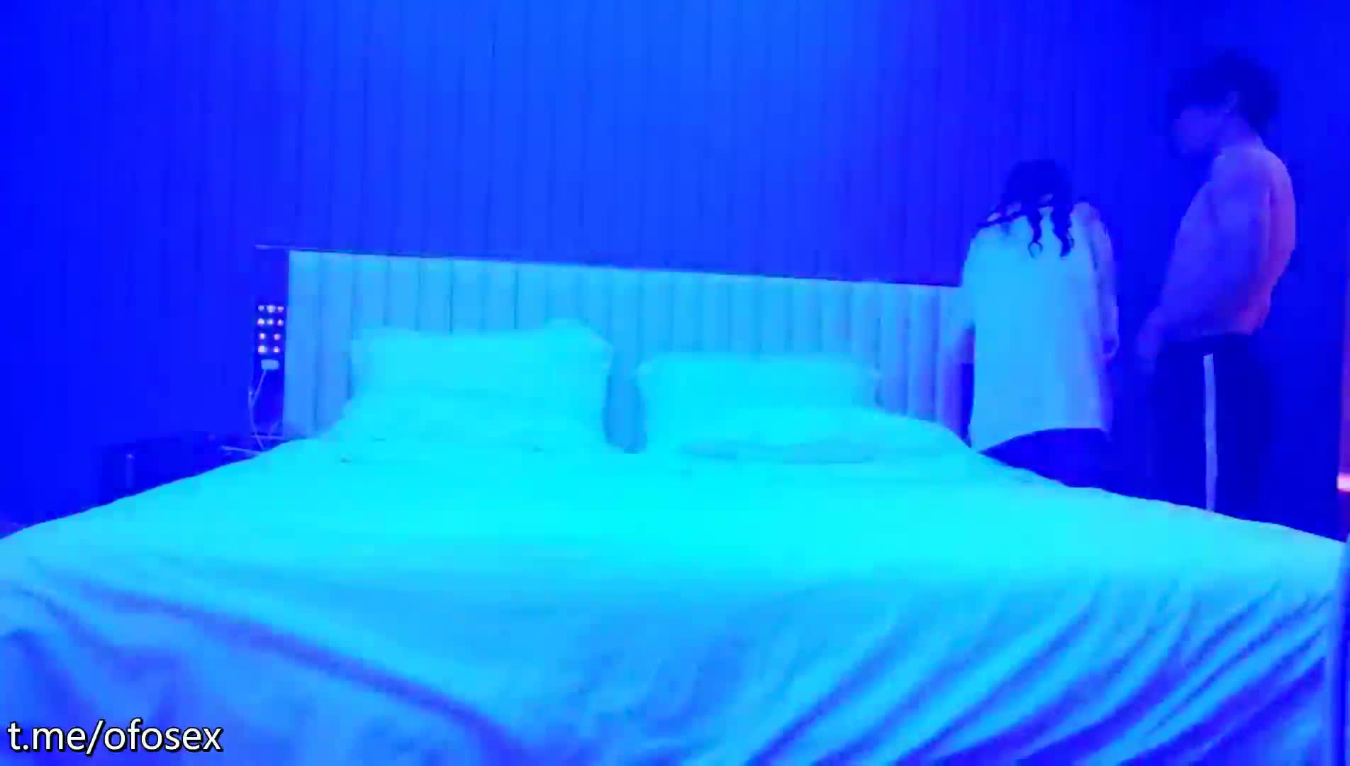 【利哥探花】高颜值，好身材，超赞！！！大圈00后模特女神，甜美安徽小美女，黑丝白肌疯狂抽插！