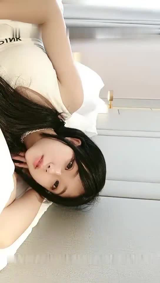 #巨乳骚货 #双马尾 #萝莉【巨乳骚货精选】星星双马尾萝莉萌妹大黑牛自慰双飞啪啪，掰开粉穴口交再来一妹子一起玩1