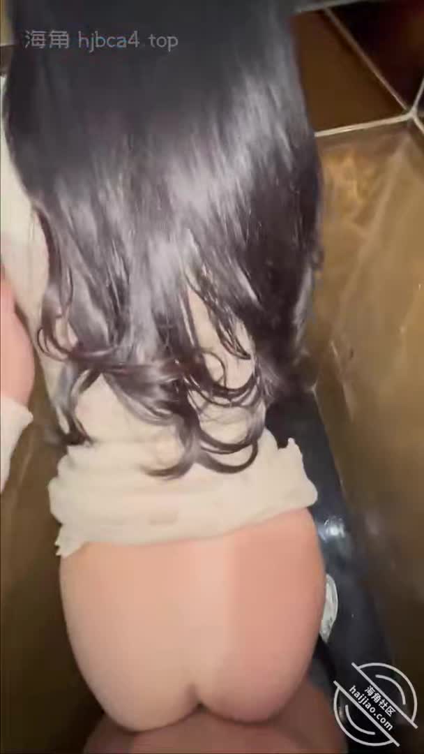 #巨乳骚货 #鸡巴 #中出【巨乳骚货精选】厕所的故事 蹲下来吃鸡巴 上面嘴吃了 下面嘴也要吃 搞到床框框的响 中出 床单都湿了