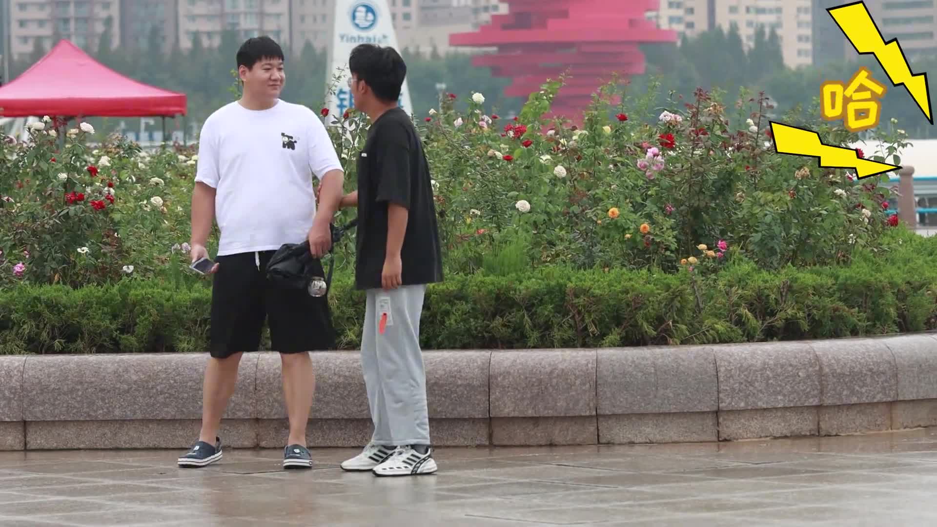 标题: 当男友被陌生男生牵手却不自知一旁的女友笑得好大声#持续走红计划