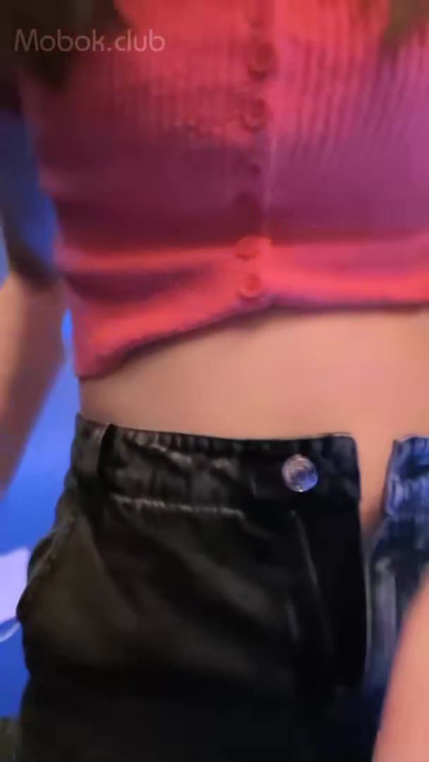 #巨乳骚货 #御姐 #紫薇【巨乳骚货精选】高度近视眼镜御姐今天KTV同学聚会,中间几次褕褕跑厕所紫薇露出给狼友看2