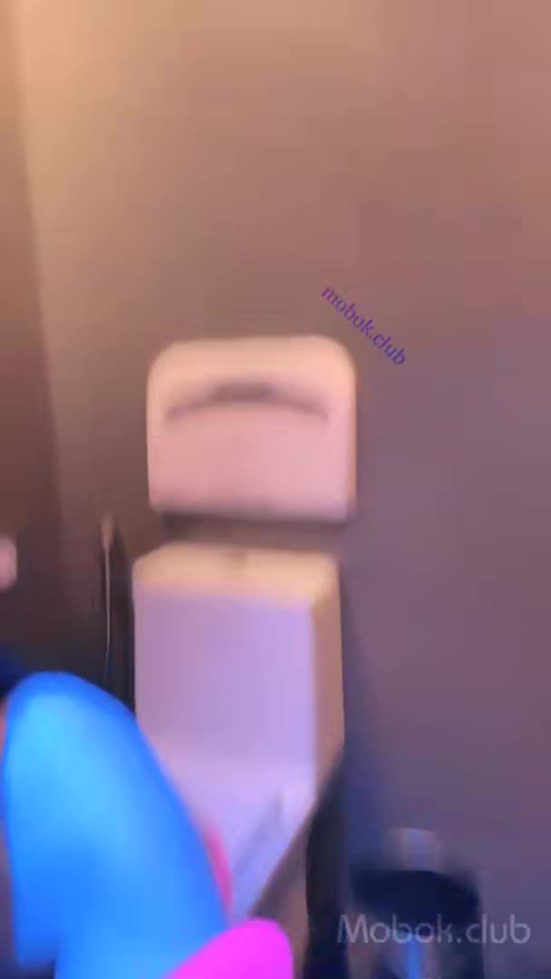#巨乳骚货 #御姐 #紫薇【巨乳骚货精选】高度近视眼镜御姐今天KTV同学聚会,中间几次褕褕跑厕所紫薇露出给狼友看1