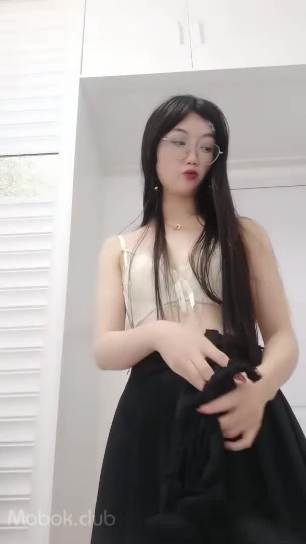 #巨乳骚货 #少妇 #旗袍【巨乳骚货精选】风情知性眼镜御姐美少妇,诱惑旗袍装,分叉直接到腰上,黑森林直接壹览无余露出来了